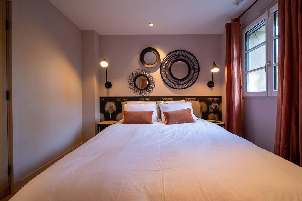 Calm With Swimming Pool & Garden, Within Easy Walking Distance To Village *