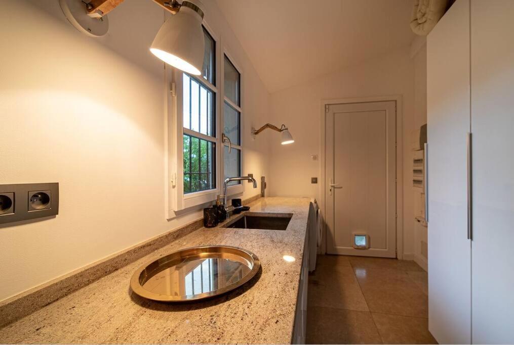Calm With Swimming Pool & Garden, Within Easy Walking Distance To Village