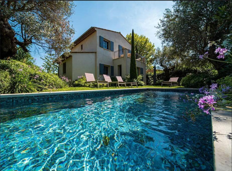 Calm With Swimming Pool & Garden, Within Easy Walking Distance To Village