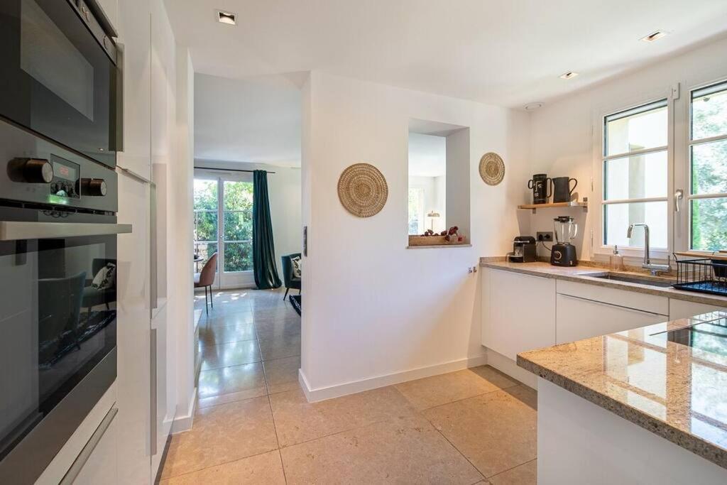 Calm With Swimming Pool & Garden, Within Easy Walking Distance To Village