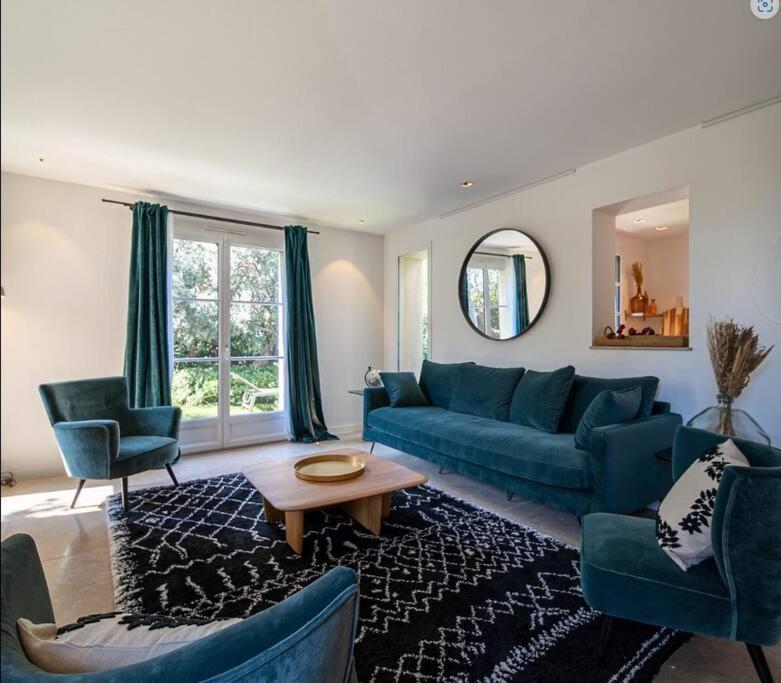 Calm With Swimming Pool & Garden, Within Easy Walking Distance To Village