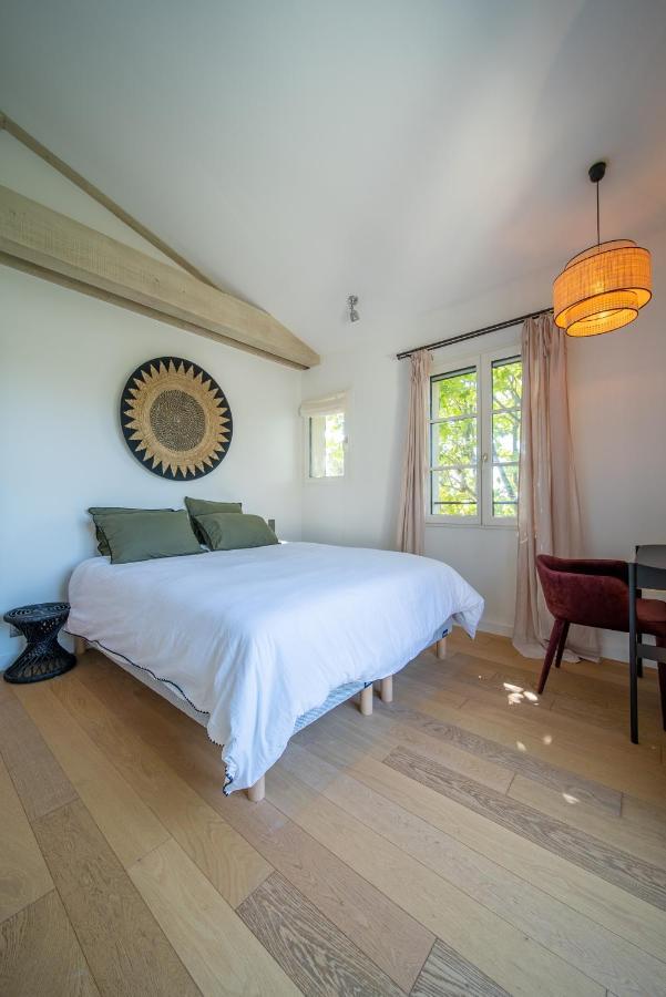 Calm With Swimming Pool & Garden, Within Easy Walking Distance To Village *