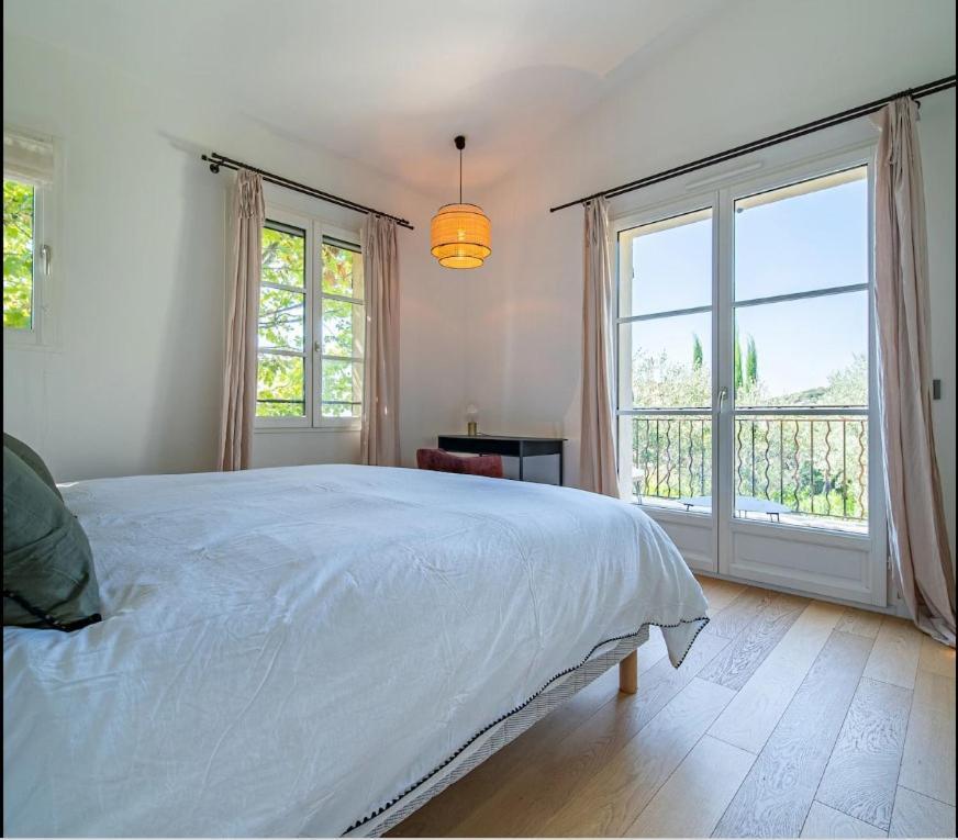 Calm With Swimming Pool & Garden, Within Easy Walking Distance To Village Tourrettes-sur-Loup